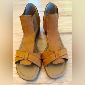 NEW The Flexx Women’s Band Together Sandal size 8